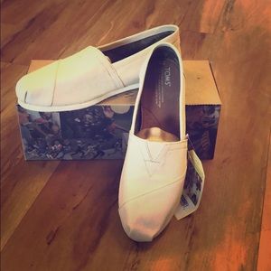 TOMS classic canvas shoes